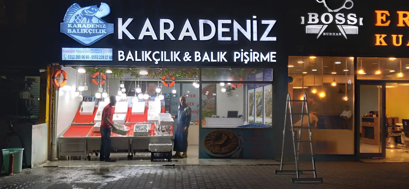Karadeniz Balıkçılık ve Balık Pişirme dükkânı, gece