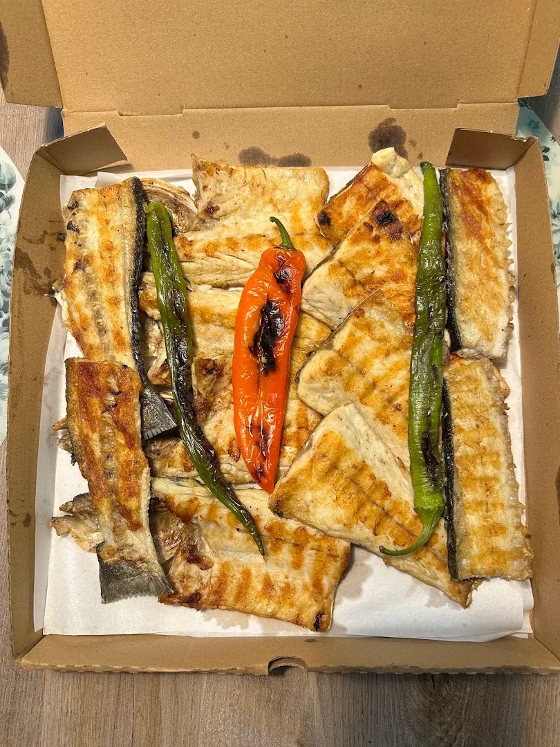 Paket kutusunda ızgara balık filetoları