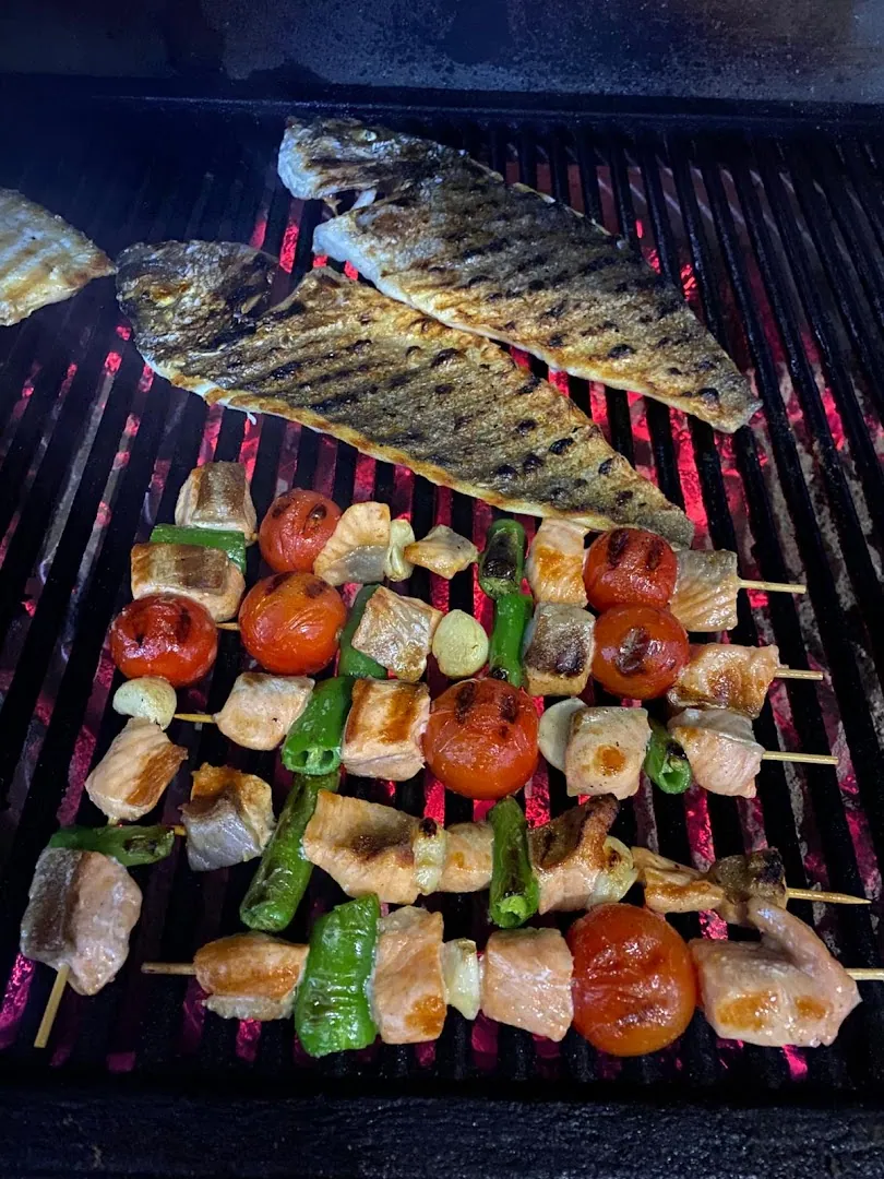 Közün üstünde biberli, domatesli balık şişler